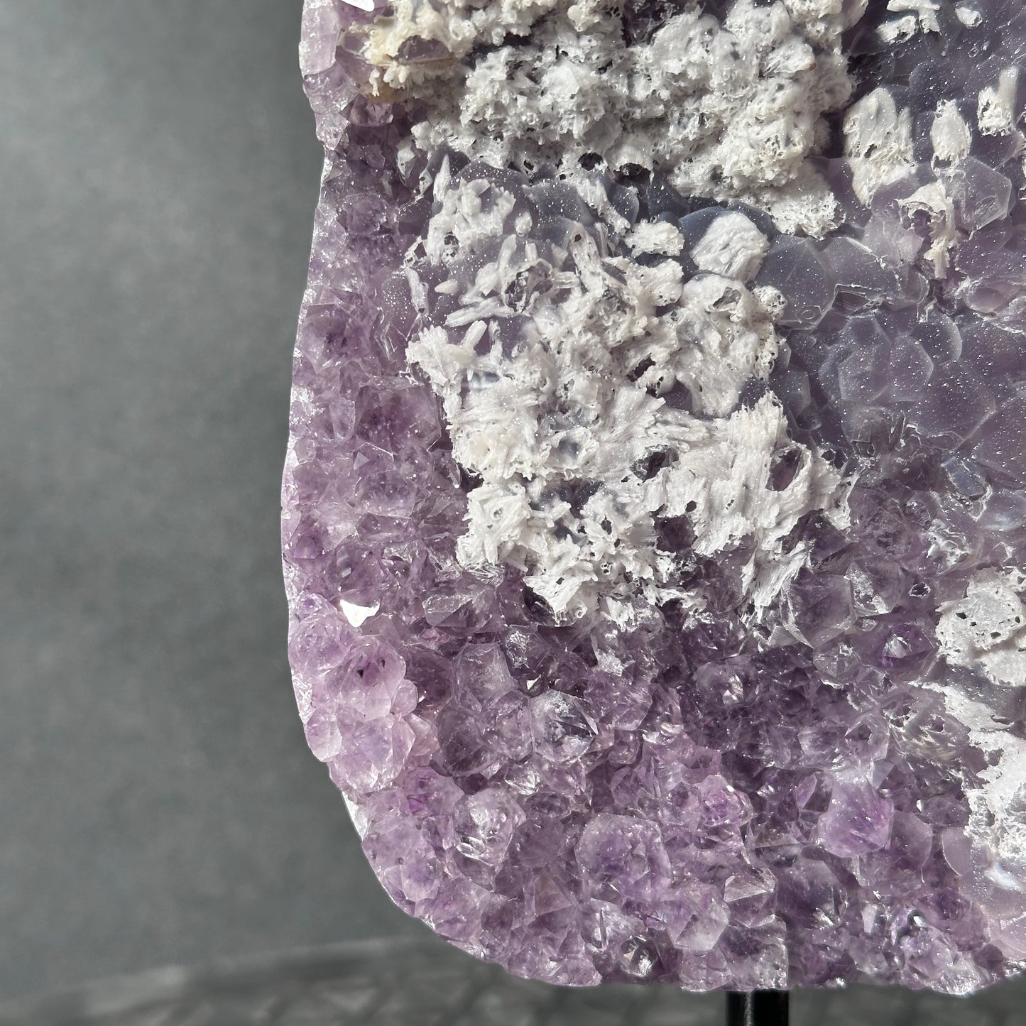 Collector Grade Brazilian Amethyst – Calcite Coexistence with Soft Sugar Texture